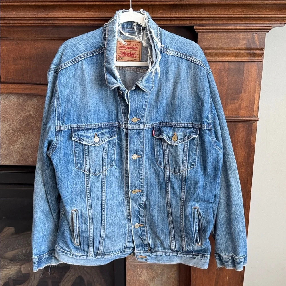 Thrashed distressed destroyed collar Levi’s trucker denim jean jacket Men XXL